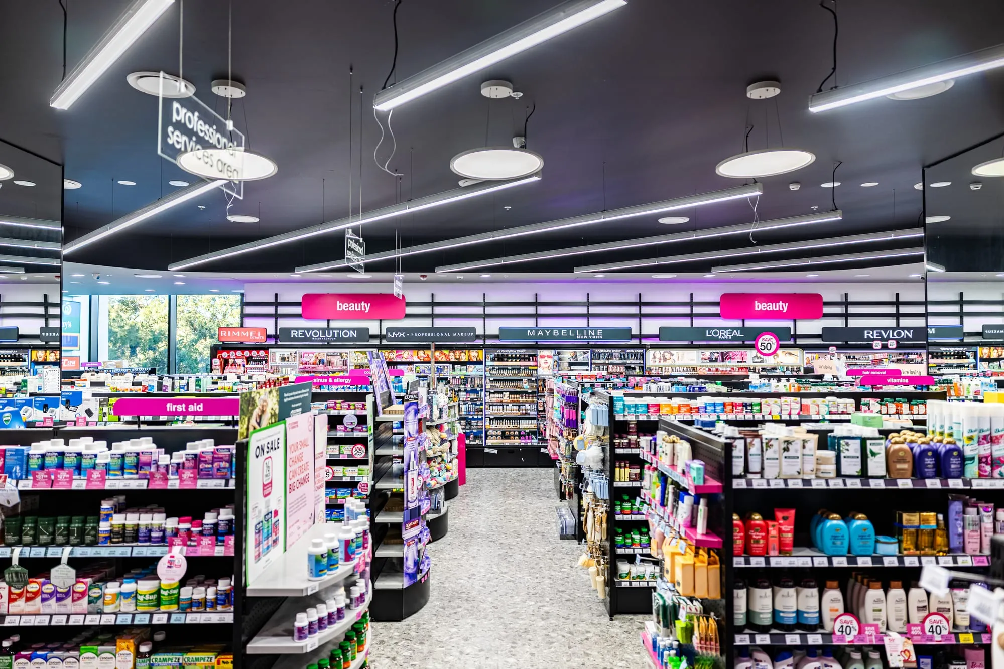 Wide retail floor with clear circulation