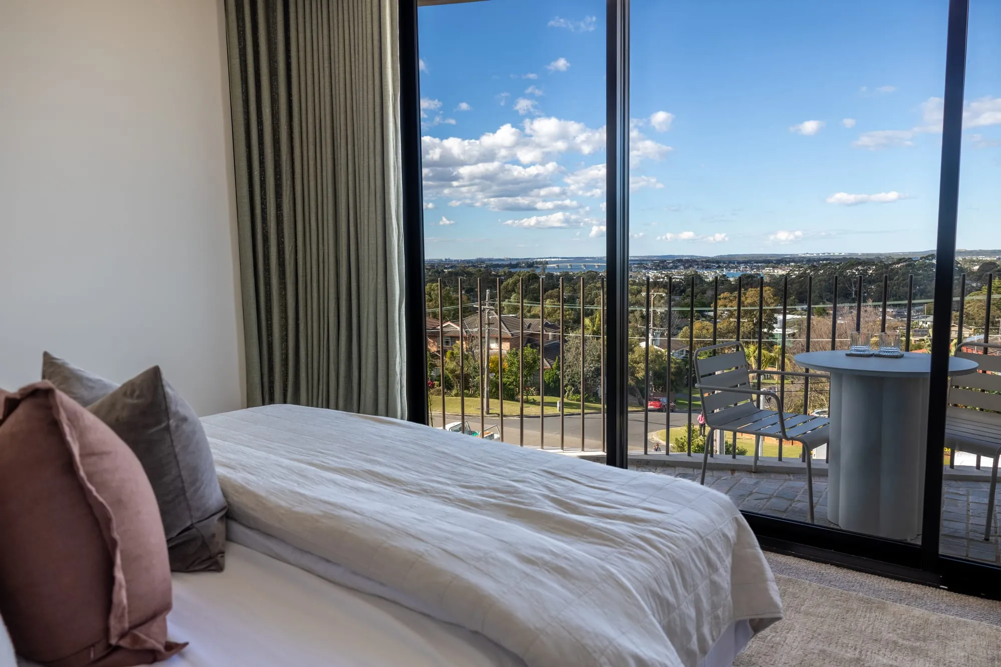 Main bedroom with a panoramic outlook over the district
