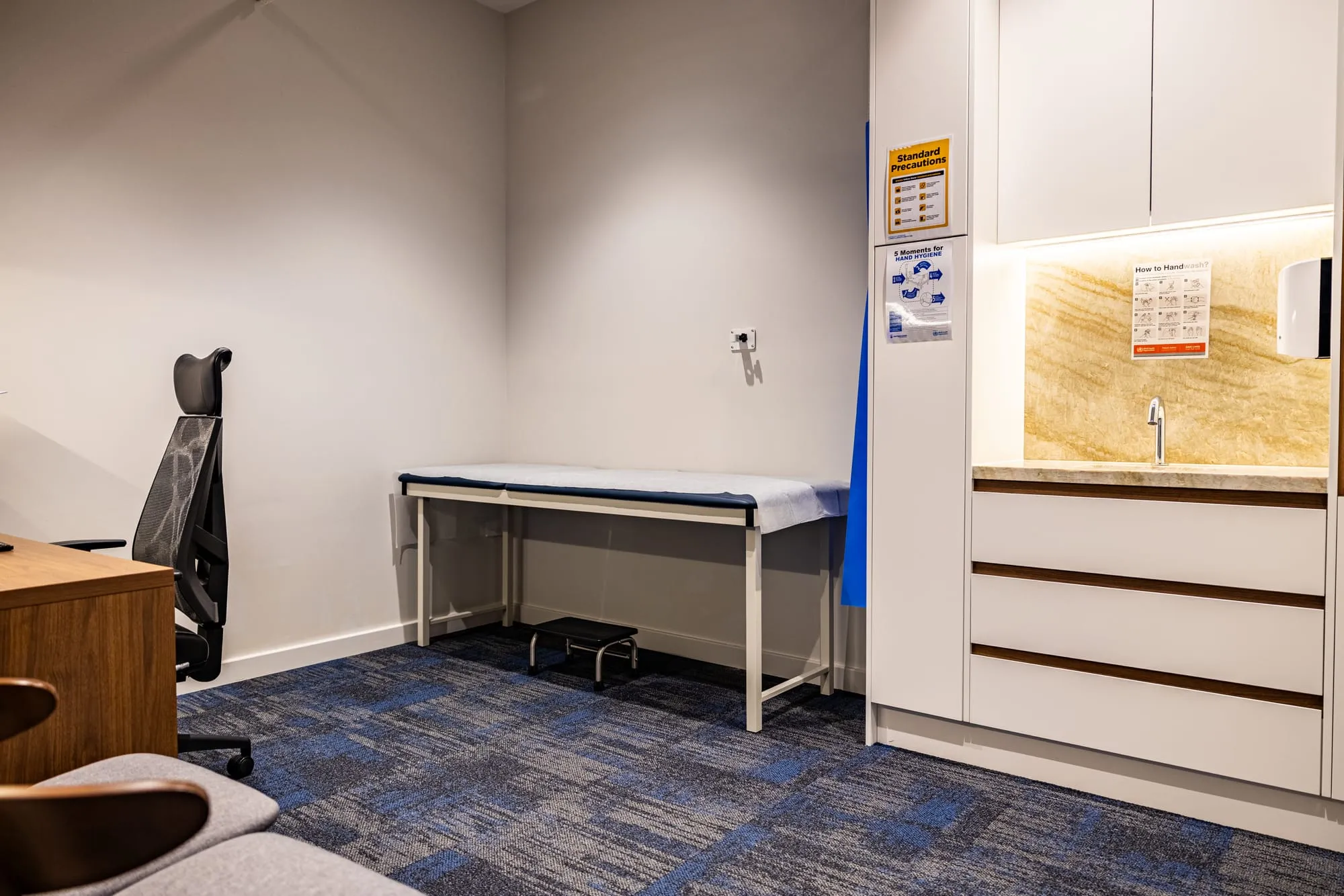 Consulting room with a height-adjustable desk and built-in storage